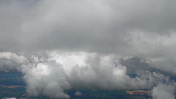 Repül a felhők felett. Skyscape felhővel a repülő ablakából a levegőben. Látványos kilátás egy repülőgép ablakából. Repülőgép repül a bolyhos hófehér felhők között — Stock videók