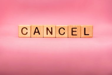 İnşaat taşları ve iş konseptiyle yapılan sözcüğü iptal et. Pembe arkaplanda Sözcük İptal.