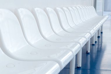 Hastaneler Coronavirus COVID-19 için hazırlanıyor. Kamu alanının boş beyaz koltukları. Karantina konsepti. Dünyanın dört bir yanındaki sınırları sıkılaştırın. NCov küresel olarak yayılıyor. Sağlık ve ilaç servisi. SARS benzeri hastalık