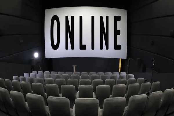 İnternetteki işinizi genişletiyorsunuz. Karantina konsepti. Çevrimiçi arka planı izle. Boş koltuklu sinema. Sahnede bir söz var. Koronavirüs salgınından kaynaklanan olay yayını
