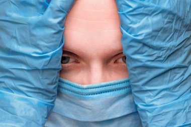 Coronavirus hastalığı, kadın yüzü. COVID-19. Kritik zaman: Salgın. Sosyal uzaklık geçmişi. Panik yapmayın. Doğru sağlık bilgisi. Sağlık alarmı geçmişi. COVID-19 hakkında hayati bilgiler.