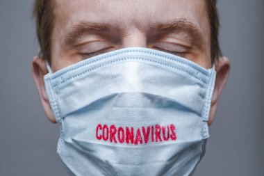 Coronavirus hastalığı, erkek yüzü. COVID-19. Kritik zaman: Salgın. Sosyal uzaklık geçmişi. Panik yapmayın. Doğru sağlık bilgisi. Sağlık alarmı geçmişi. COVID-19 hakkında hayati bilgiler.