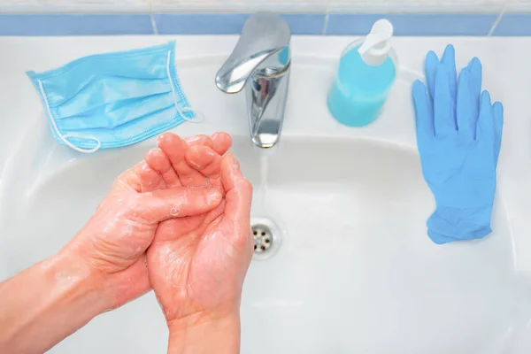 Yeni koronavirüse karşı temel önlemler. Ellerini yıka, tıbbi maske ve eldiven kullan. Göz, burun ve ağıza dokunmaktan kaçının. Sosyal mesafeyi koruyalım. Ellerini sık sık yıka.