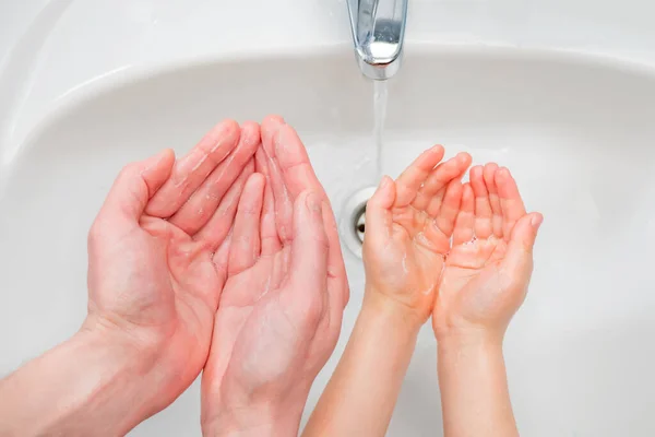 Hygiene concept, thorough hand washing with water and soap, important infection prevention against contagious disease like coronavirus. Protective measures against the new coronavirus — Stock Photo, Image