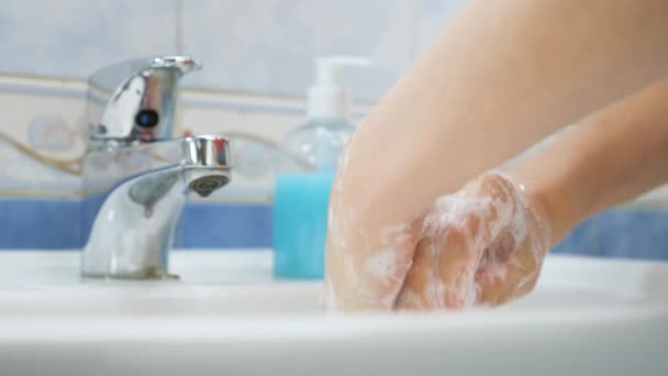 Händewaschen als Schutzmaßnahme gegen das Coronavirus COVID-19. MERS-Cov, SARS-cov-2 Pandemie. Waschen Sie sich regelmäßig die Hände mit Seife und Wasser. Gesunder Lebensstil. Stoppt die Verbreitung von Viren — Stockvideo