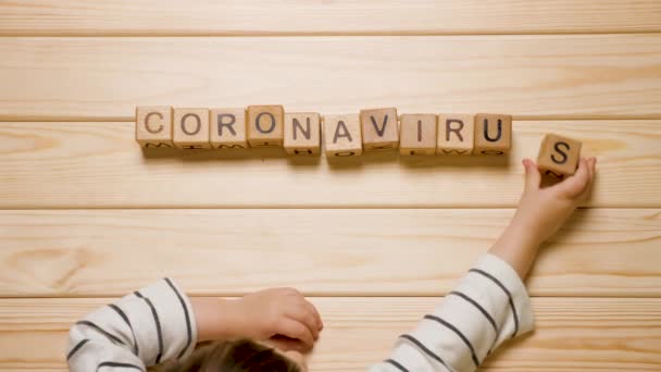 Kinder und Coronavirus. COVID-19 Hintergrund. Kinderpsychologie. Kinderhände legen ein Coronavirus-Wort aus. Pandemie, Epidemie und Kind. Quarantäne, Kinder zu Hause. Heimschule. nCOV-2 Konzept — Stockvideo