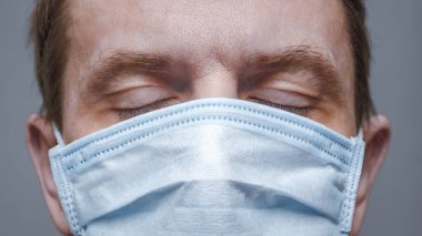 Coronavirus hastalığı, erkek yüzü. COVID-19. Kritik zaman: Salgın. Sosyal uzaklık geçmişi. Panik yapmayın. Doğru sağlık bilgisi. Sağlık alarmı geçmişi. COVID-19 hakkında hayati bilgiler.