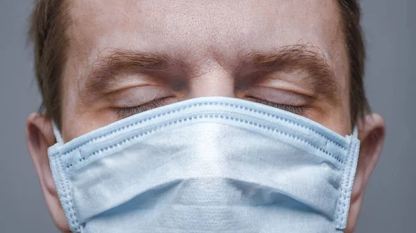 Coronavirus hastalığı, erkek yüzü. COVID-19. Kritik zaman: Salgın. Sosyal uzaklık geçmişi. Panik yapmayın. Doğru sağlık bilgisi. Sağlık alarmı geçmişi. COVID-19 hakkında hayati bilgiler.