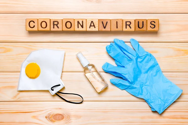 Coronavirus COVID-19 sfondo. Giornata Mondiale della Salute. Parola Coronavirus e oggetti protettivi di base. Respiratore, guanto medico e disinfettante. Il mondo della salute. Infermiere di supporto e ostetrica. Trasmissione del virus — Foto Stock