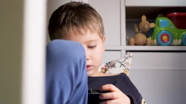 Αγόρι παιχνίδι στο κινητό. Οφθαλμικές παθήσεις. Οφθαλμολογία. Παραγωγή Ζ και νέες τεχνολογίες. Διαδικτυακές εφαρμογές ασφαλείας. Κρατώντας το παιδί ασφαλές στο διαδίκτυο. Ασφάλεια στον κυβερνοχώρο για γονείς — Αρχείο Βίντεο