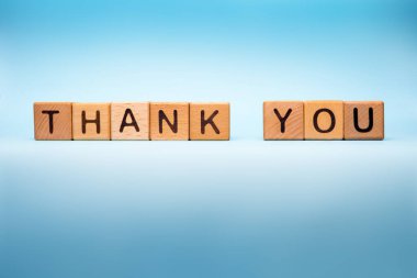 Mavi tıbbi geçmiş için teşekkürler. Küplerle yaptığın için teşekkür ederim. Yardımcılara minnettarlık mesajı. Covid-19 salgını sırasındaki umudun sembolü. Sağlık görevlileri. Dünya Günü