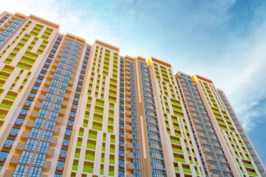 Modern bina. Beton ve camdan yapılmış modern bir otel binası. Modern gökdelen çelik ve cam mimarisi. Dış görünüşün mimari minimalizmi. Çağdaş evin alışılmadık dış görünüşü
