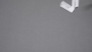 Gri arka planda QuaranTINE kelimesinin geçtiği yırtık kağıt parçaları. Karantina sona erdiği için karantinaya alınmış kağıtlara kelime karantinası bitti. İşinin başına dön. Karantina sona erdi. Koronavirüs karantinasının sonu.