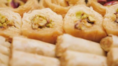 Çeşitli baklavalar. Sıraya dizilmiş bir Türk tatlısı. Orta doğu yemekleri. Kavram geçmişi olan Türk Tatlısı Baklava. Tatlı gıda endüstrisi. Lezzetli tatlı baklava. Baklava arka planı. Fındıklı tatlı baklavası.