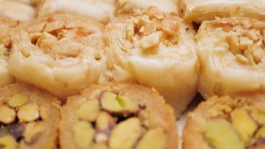 Türk Ramazan Tatlısı Baklava sundu. Tatlı yemek geçmişi. Baklava arka planı. Ceviz dolgulu lezzetli tatlı baklavası. Güzel masa. Tatlı yiyeceklerin geçmişi. Çeşitli baklavalar. Türklerin tatlı çeşitleri. Orta Doğu yemekleri..