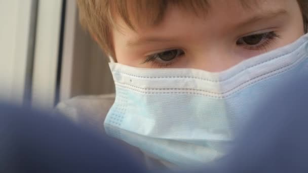 Gezicht Van Een Jongen Met Een Medisch Masker Van Dichtbij — Stockvideo