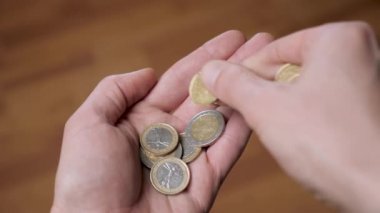 Para elinde. Nakit, avuç içinde para. Bozuk paraları sayıyorum. Banka kavramı. Sosyal sorunlar. Ekonomik çöküş. COVID-19 salgınına bağlı ekonomik kriz. Bağış konsepti. Finansman geçmişi. Tasarruf. Paralar erkeğin elinde..