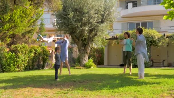 Abuela con nieto haciendo ejercicios matutinos en el patio trasero. Deporte en casa durante la cuarentena de CORONAVIRUS COVID-19. Manténgase en forma durante la cuarentena, vacaciones. Fondo de estilo de vida saludable. Aumento — Vídeos de Stock