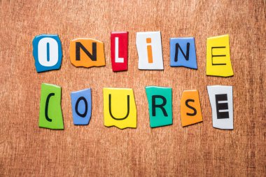 ONLINE tabii ki ahşap arka planda mesaj. Renkli harflerle yazılan ONLINE kursu. İnternet üzerinden çalışıyorum. İnternette çalışıyorum. Mesafe çalışması. Uzak kurslar, dersler. Sayısallaştırma kavramı