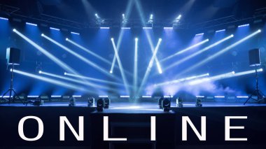 Konser canlı yayınları çevrimiçi. Karantina sırasında online konser. Çevrimiçi konser için arka plan. Mavi sahne ışıkları. Mavi ışıkları olan boş bir sahne. Çevrimiçi COVID-19 konseri