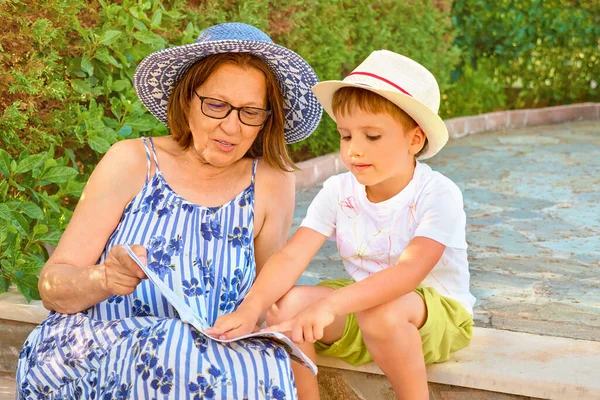 Бабуся Допомагає Онуку Домашнім Завданням Дитина Робить Позакласні Заняття Бабусею — стокове фото