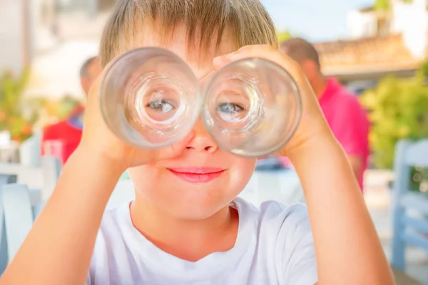 Słodki Chłopiec Patrzący Okulary Jak Lornetkę Dzieciak Dobrze Się Bawi — Zdjęcie stockowe