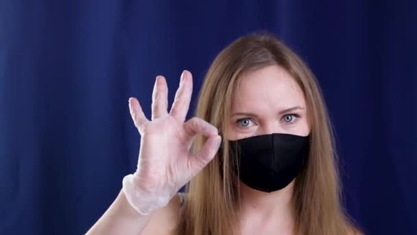 De duven met een beschermend masker tonen de handen van het bord. — Stockvideo