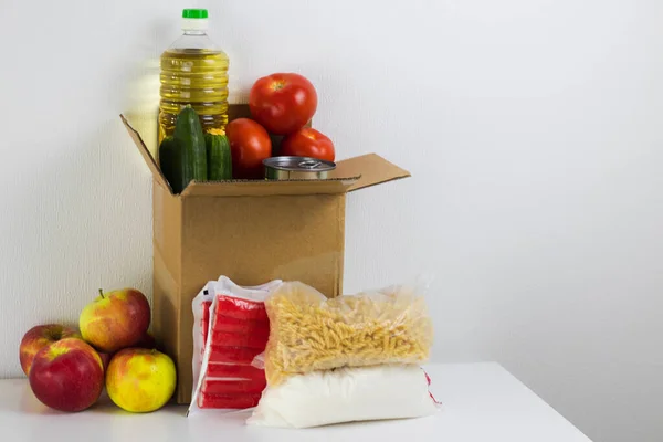 Scatola con i prodotti necessari per le donazioni alle persone in condizioni difficili — Foto Stock