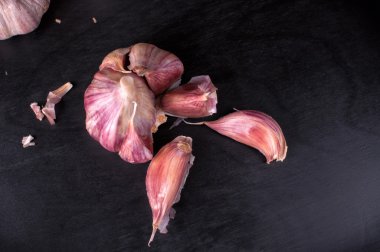 Siyah arka planda sarımsak.