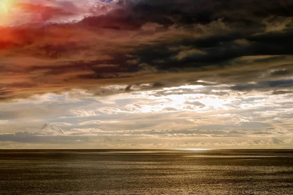 Sole tramontante con nuvole — Foto Stock