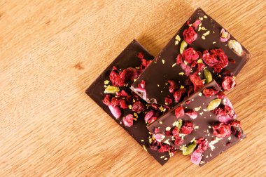 kurutulmuş meyveleri ile el yapımı çikolata