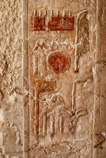 Egyptiska hieroglyfer på väggen — Stockfoto