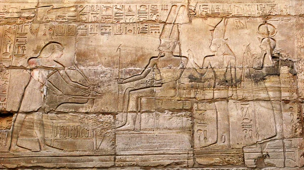 Egyptiska hieroglyfer på väggen — Stockfoto