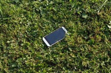 Beyaz smartphone çim yalan kaybetti