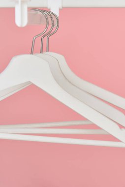 Pembe arka plan için elbise askısı