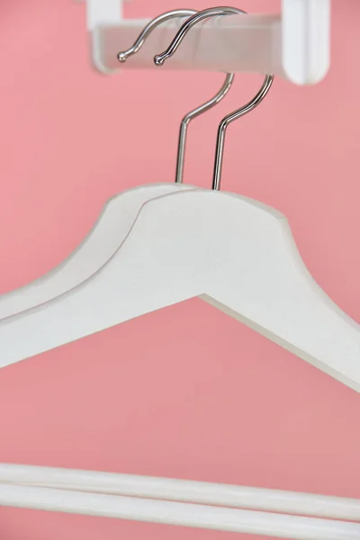 Pembe arka plan için elbise askısı