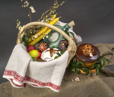 Ukrayna Paskalyası, pastalar, yumurtalar, mumlar, sepetteki ürünler