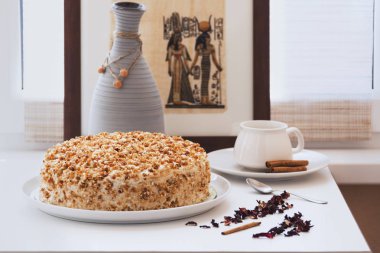 Servis masasında Mısır keki