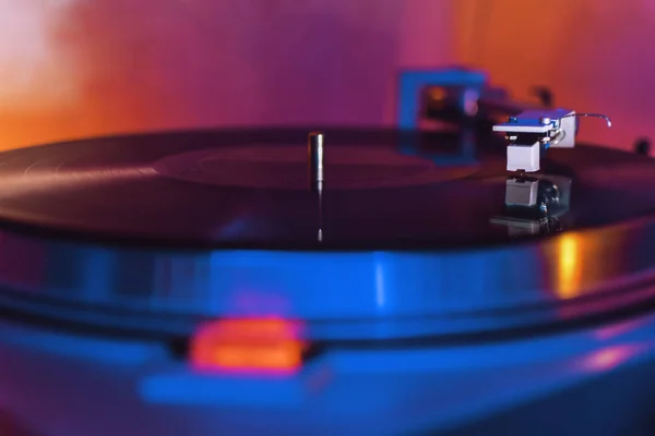 Aiguille de vinyle sur disque dans les tons bleu et orange. focus sélectif — Photo