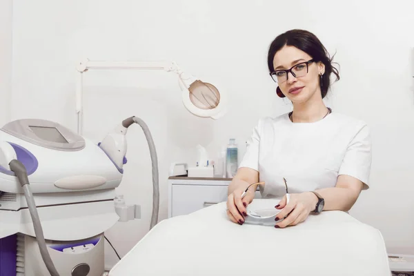 Retrato de uma mulher cosmetologista profissional no escritório . — Fotografia de Stock