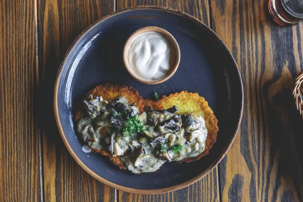 Soslu ve kvass mantarlı Ulusal Beyaz Rusya yemeği (krep). Yukarıdan görünüm