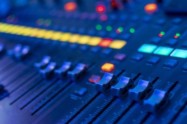 modern elektronik karıştırma konsolu neon ışıkta. Seçici odaklanma. Yakın çekim