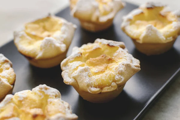 Sevdiğine bir tabakta tatlı mektubu. Yaklaştın. seçici odak