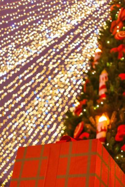 Süslü noel ağacı ve sarı noel ip lambaları söndü. Bokeh arkaplanı, dikey.