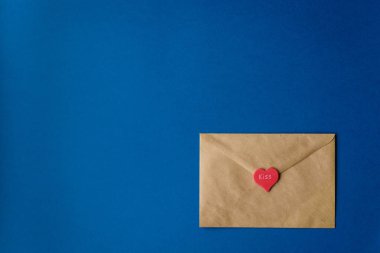 Aziz Valentine 'ın aşk mektubu, üzerinde kırmızı kalp ve klasik mavi arka plan öpücüğü olan el işi kâğıdı. Yatay olarak. Renk 2020.