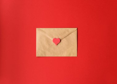 Aziz Valentine 'in aşk mektubu. Kırmızı arka planda kırmızı kalpli ve fotokopi alanı olan el işi kağıdı. Yatay.