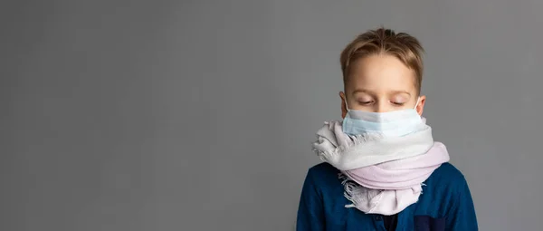 Um rapaz caucasiano doente, com uma máscara protectora. Conceito de vírus contagioso. Conceito de coronovírus. Banner . — Fotografia de Stock