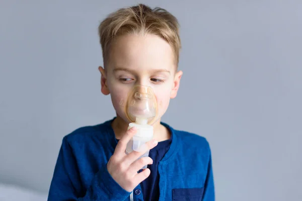 Niño enfermo respirando con nebulizador. Asma, bronquitis, virus, concepto de gripe . — Foto de Stock