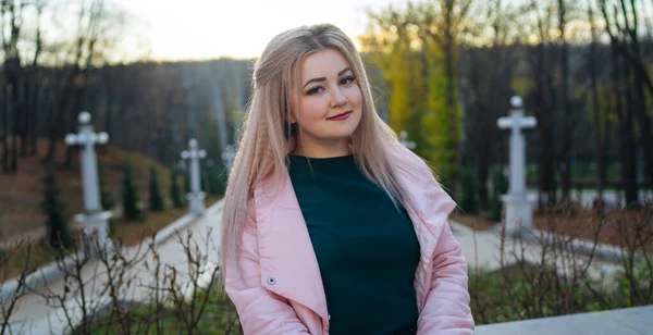 Un ritratto di una bella ragazza, passeggiando nel parco autunnale. — Foto Stock