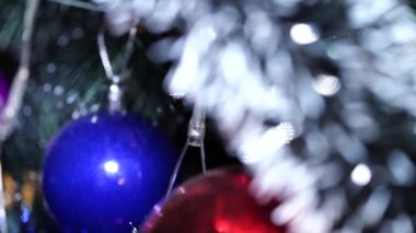 Çelenk ışıklarıyla süslenmiş Noel ağacının yakın görüntüsü. Xmas arifesi kavramı.